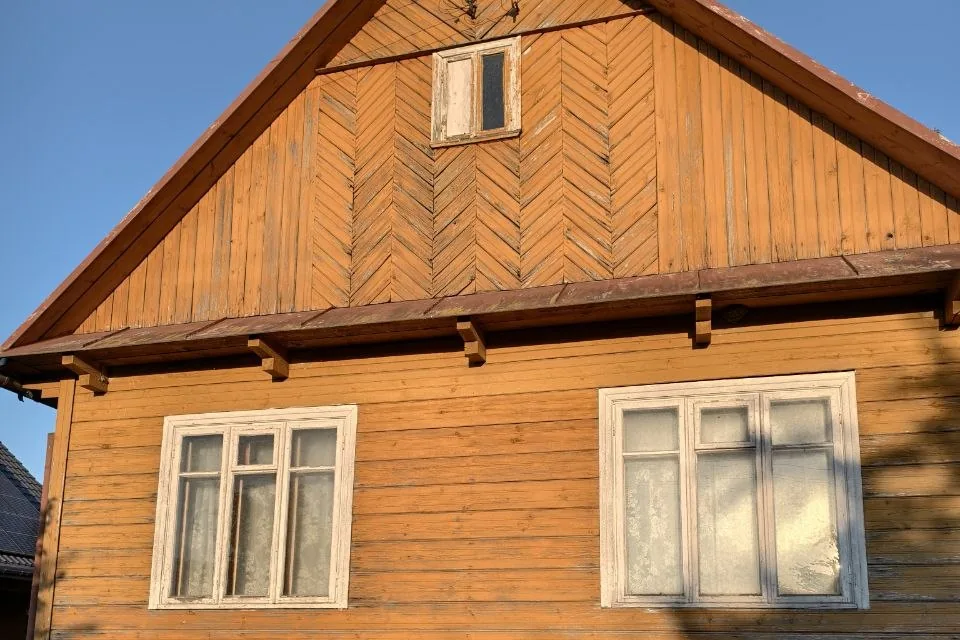 Widok zewnętrzny tradycyjnej drewnianej chaty podlaskiej z bali — obiekt świadectwa charakterystyki energetycznej